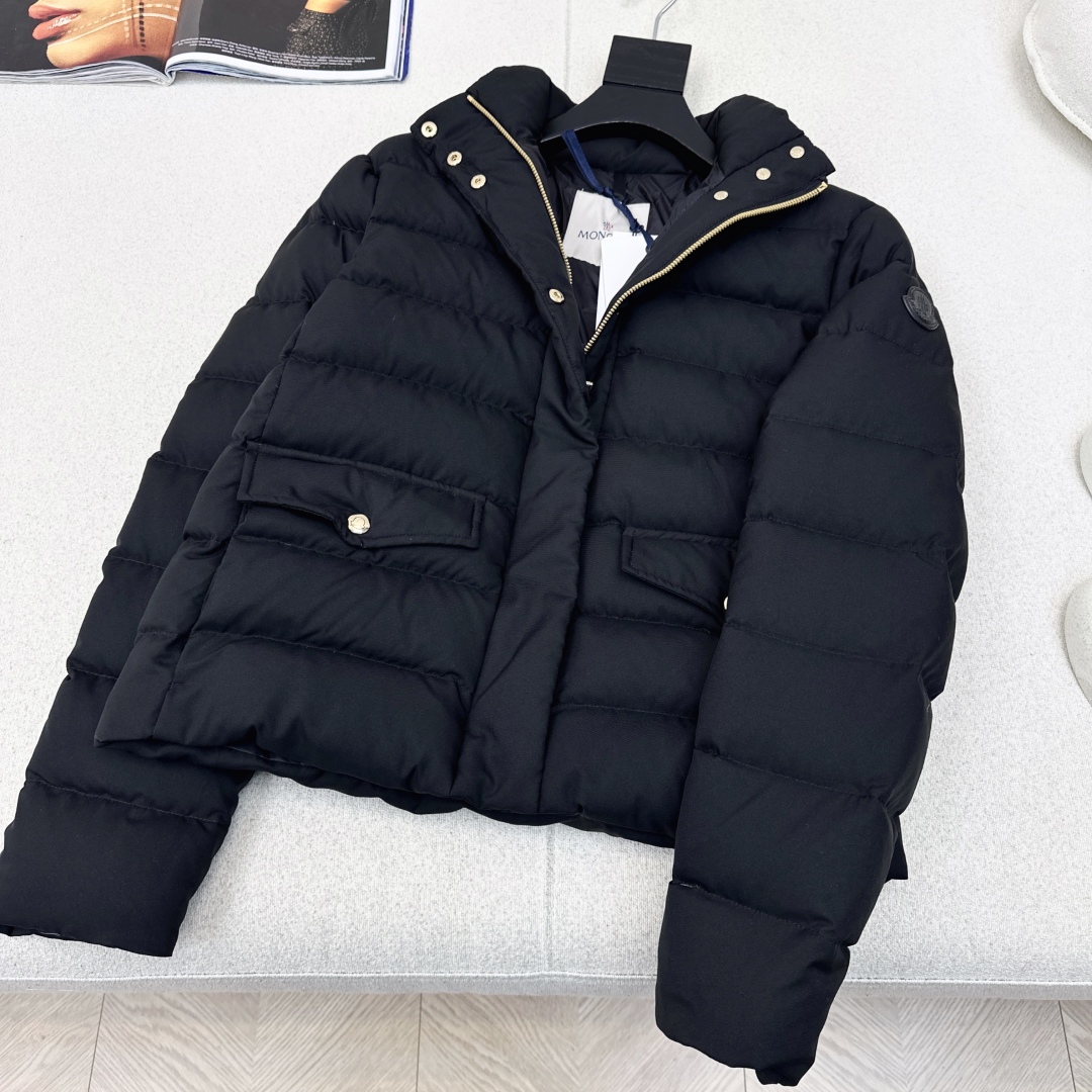 原单品质 MC 25Ss———秋冬新品短款立领羽绒服外套 💛立体剪裁版型设计 时髦又帅气 国标90白鹅绒