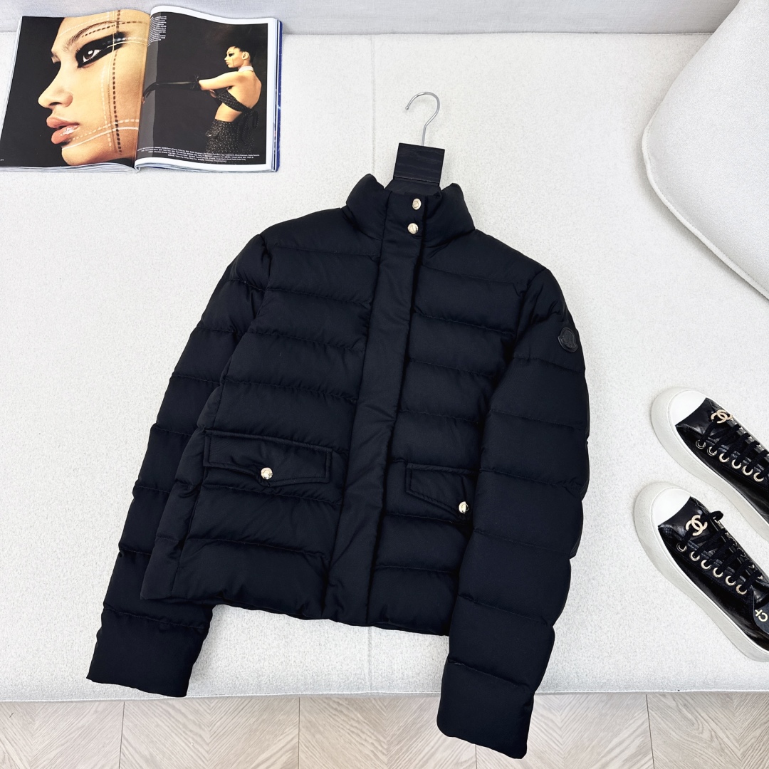 原单品质 MC 25Ss———秋冬新品短款立领羽绒服外套 💛立体剪裁版型设计 时髦又帅气 国标90白鹅绒