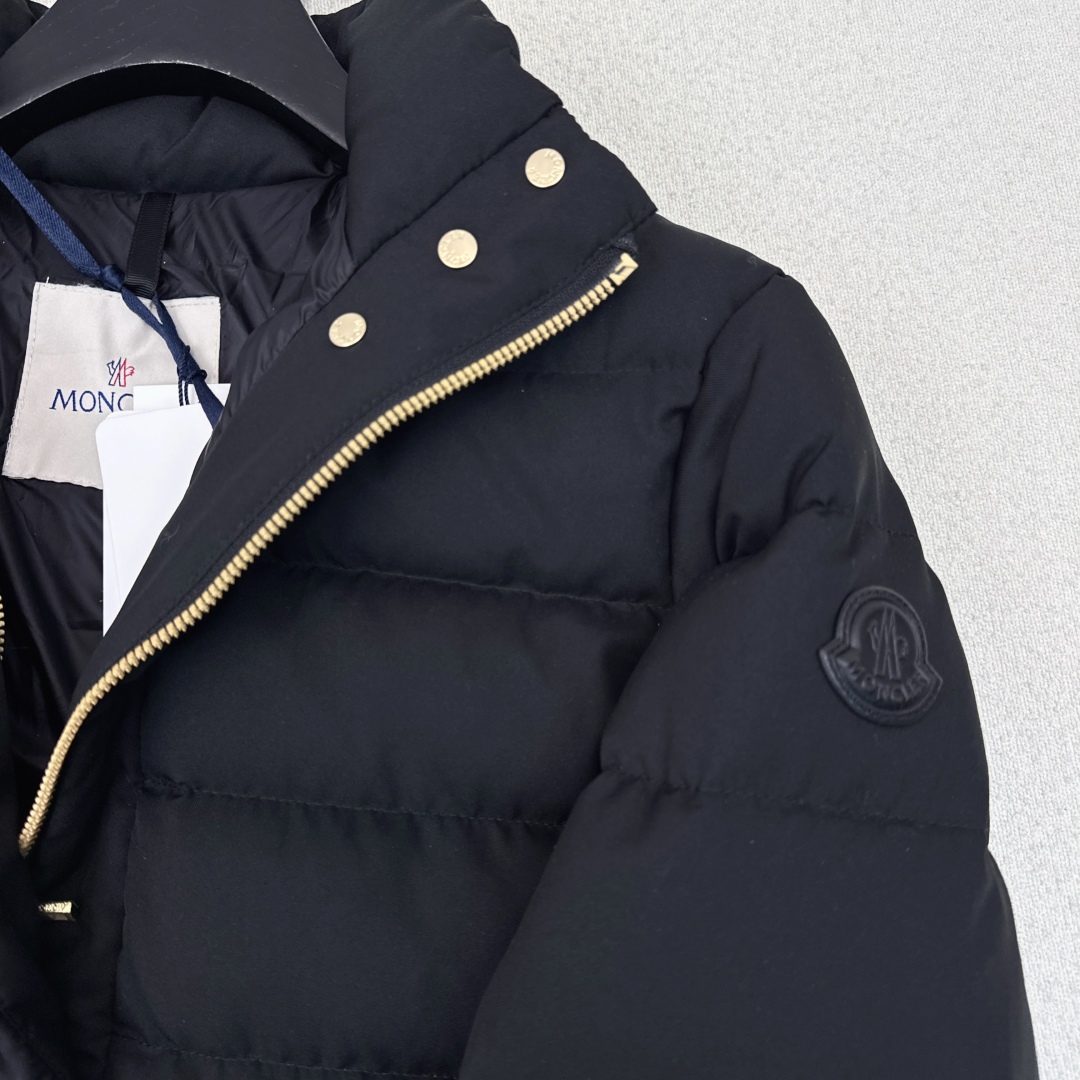 原单品质 MC 25Ss———秋冬新品短款立领羽绒服外套 💛立体剪裁版型设计 时髦又帅气 国标90白鹅绒