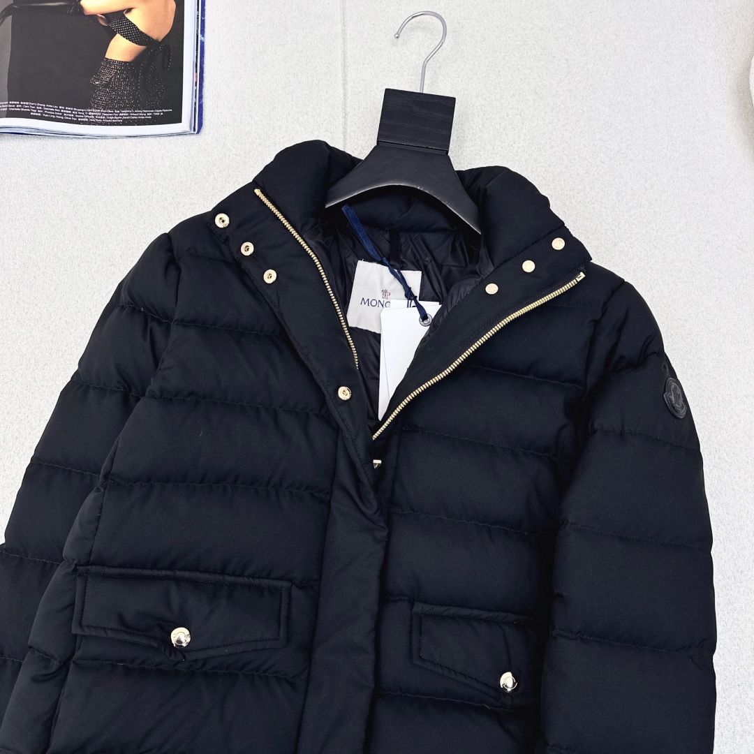 原单品质 MC 25Ss———秋冬新品短款立领羽绒服外套 💛立体剪裁版型设计 时髦又帅气 国标90白鹅绒