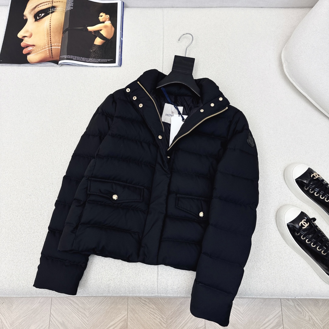 原单品质 MC 25Ss———秋冬新品短款立领羽绒服外套 💛立体剪裁版型设计 时髦又帅气 国标90白鹅绒