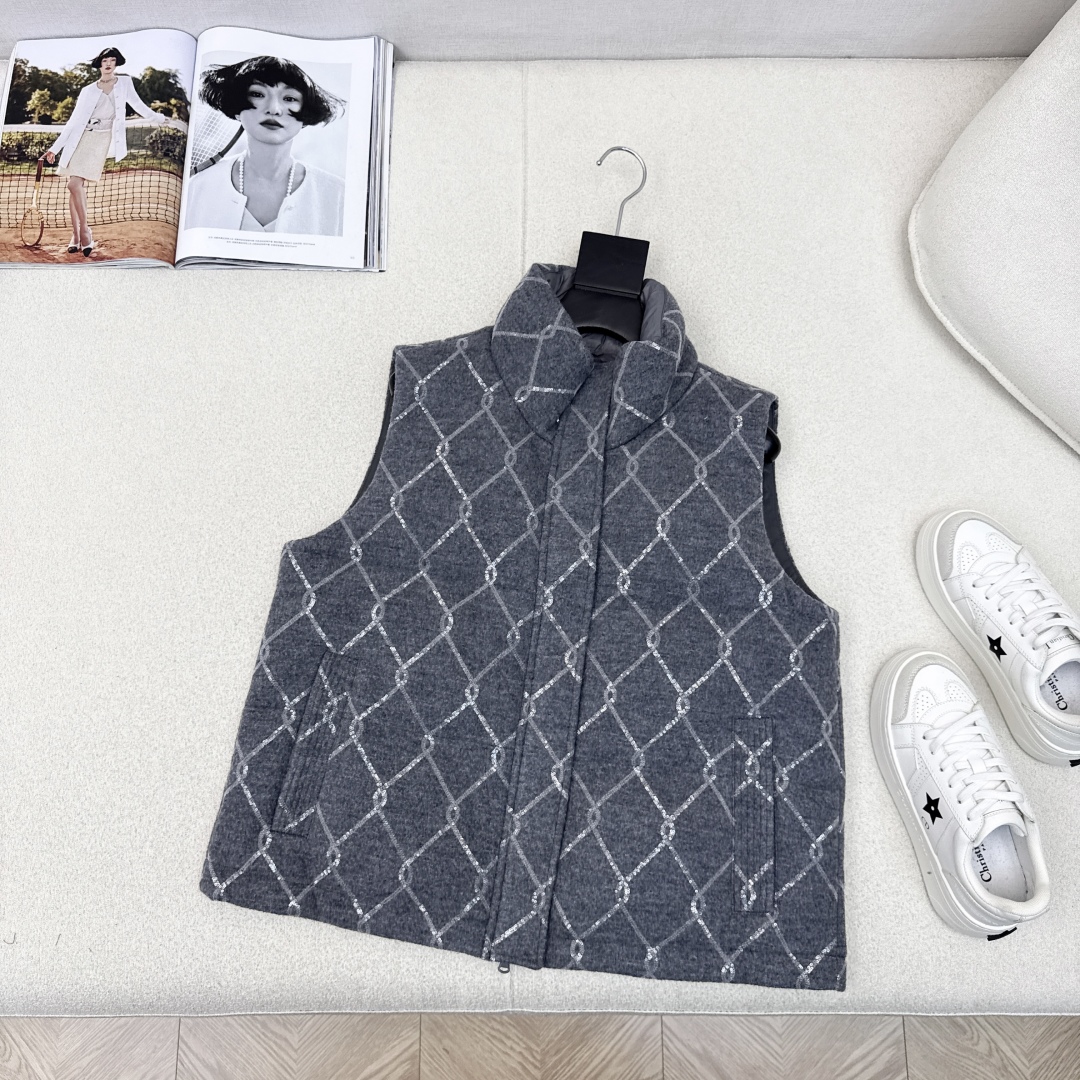 Luxury Italian Minimalist Down Vest: Embroidered Quilted Sleeveless Jacket 2 cmp i1757393413958 5427 0 0