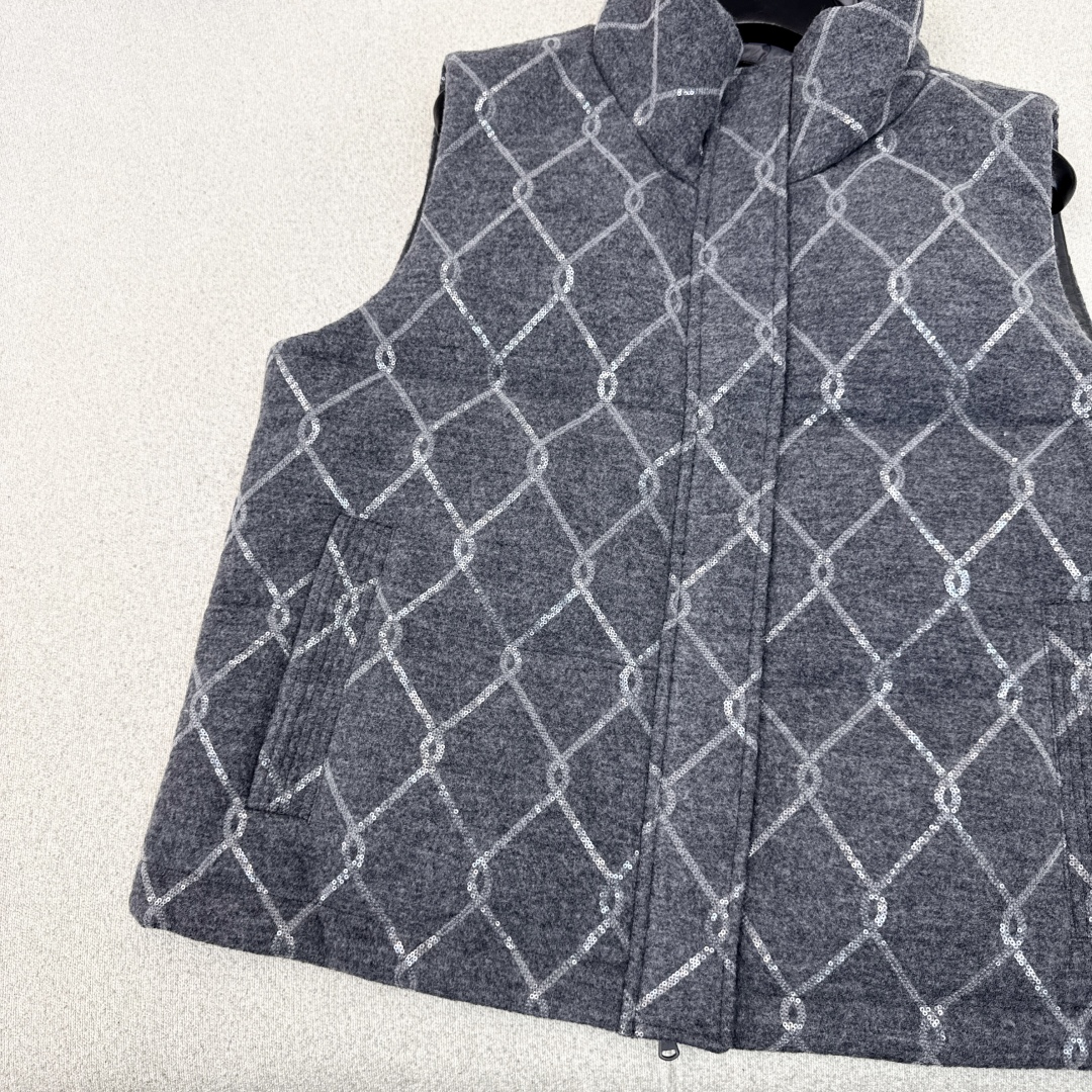 Luxury Italian Minimalist Down Vest: Embroidered Quilted Sleeveless Jacket 5 cmp i1757393413961 7630 0 3