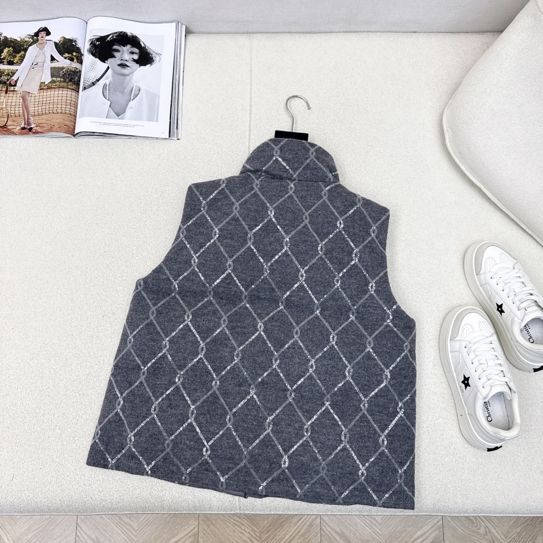 Luxury Italian Minimalist Down Vest: Embroidered Quilted Sleeveless Jacket 9 cmp i1757393413962 8030 0 7