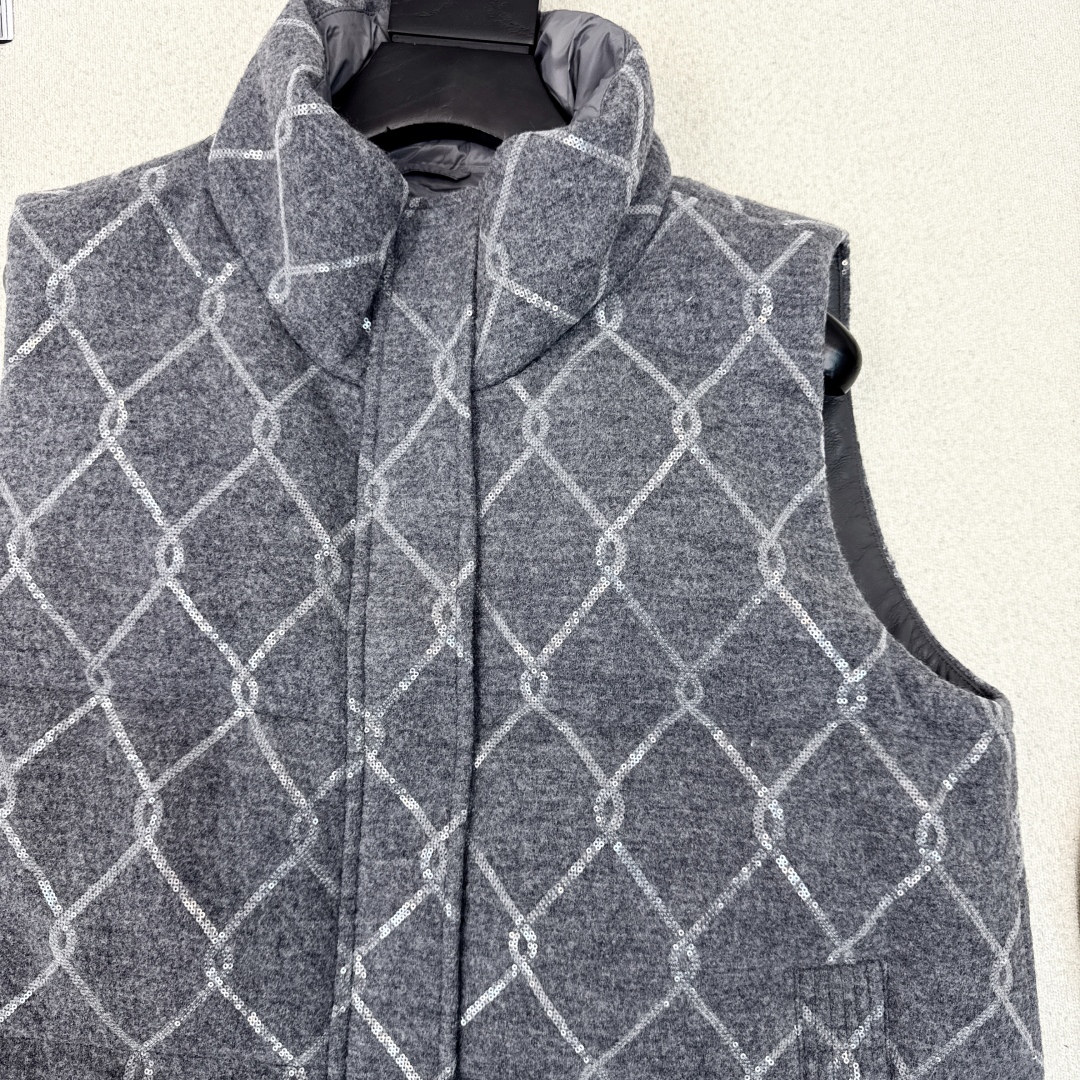 Luxury Italian Minimalist Down Vest: Embroidered Quilted Sleeveless Jacket 4 cmp i1757393413963 1449 0 2