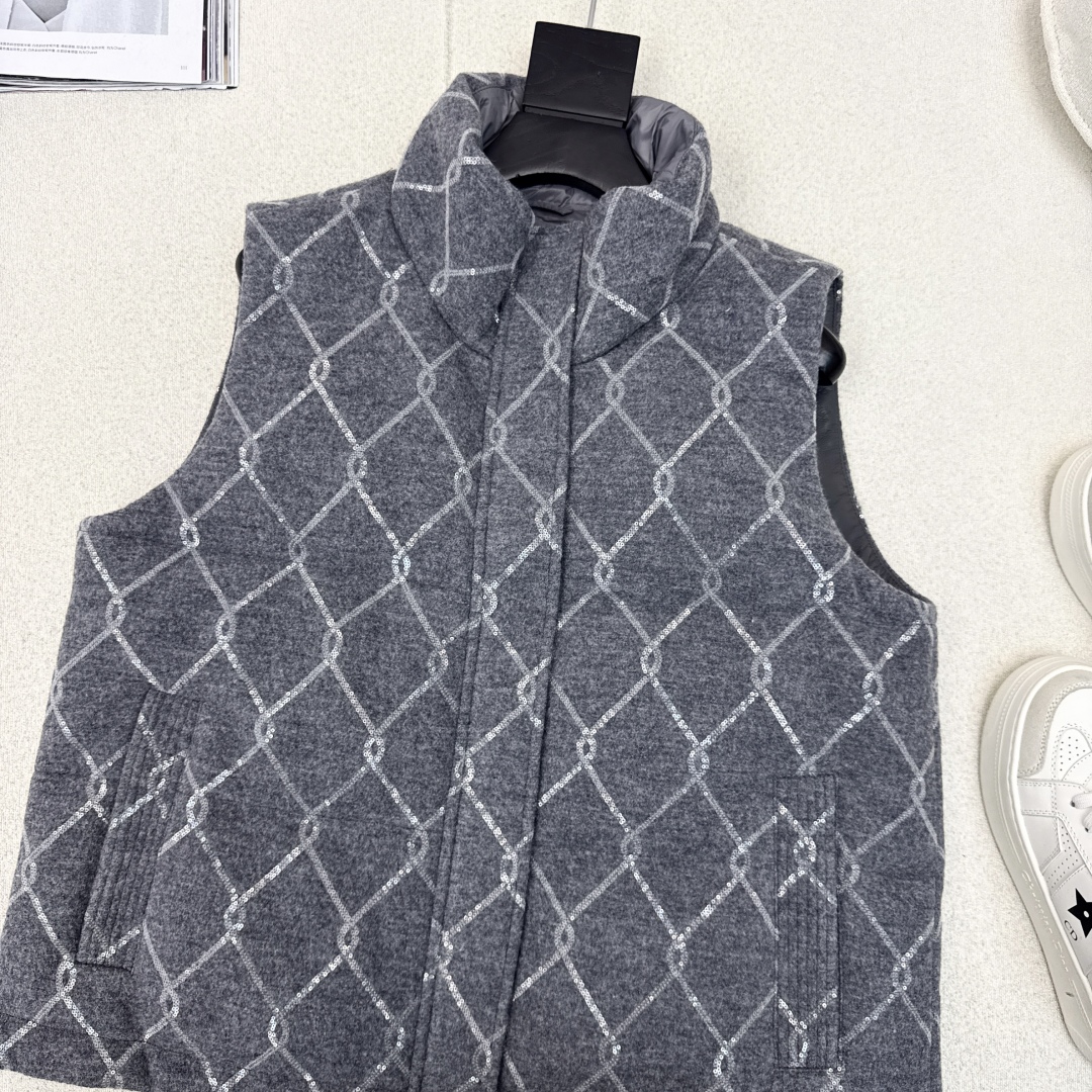 Luxury Italian Minimalist Down Vest: Embroidered Quilted Sleeveless Jacket 3 cmp i1757393413963 6698 0 1