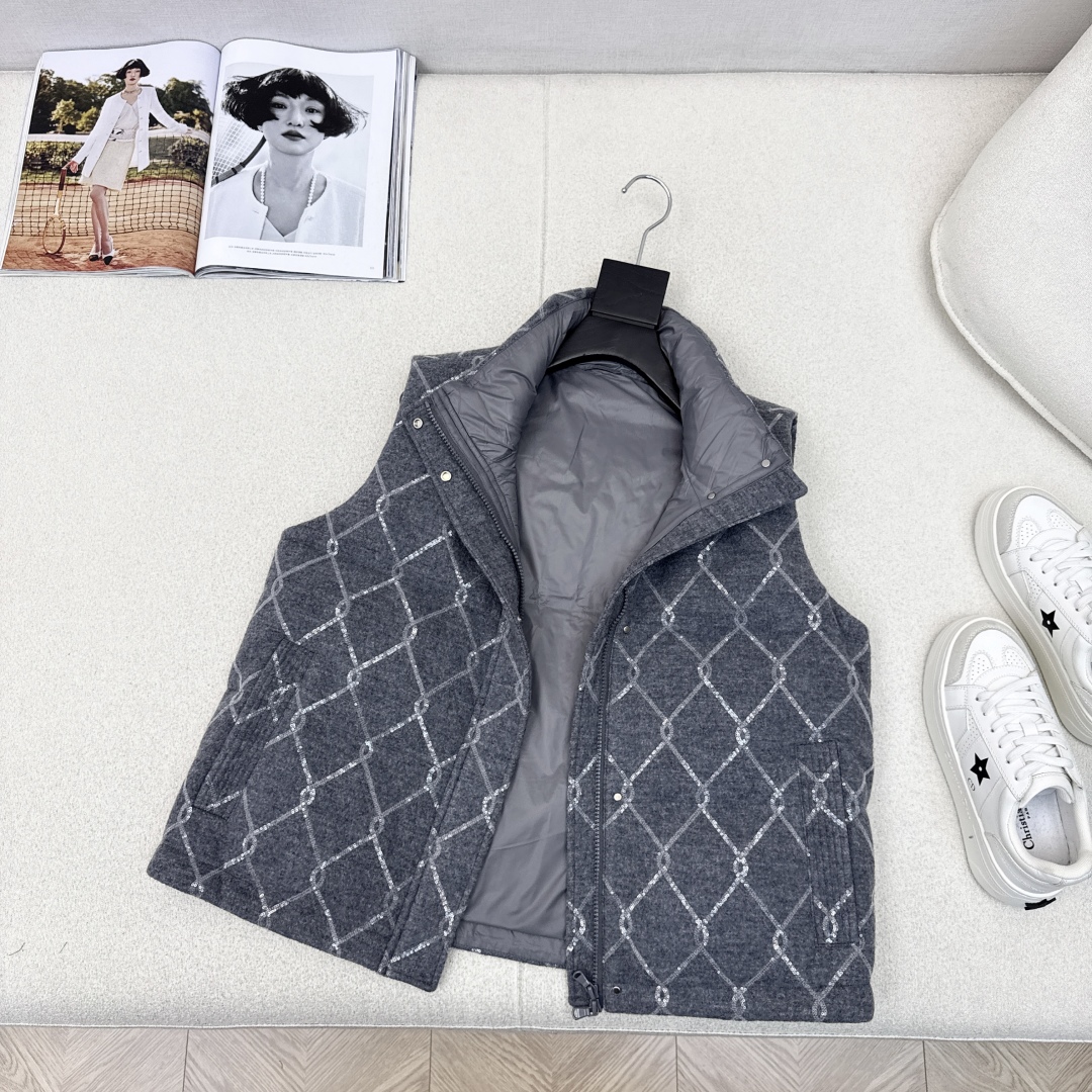 Luxury Italian Minimalist Down Vest: Embroidered Quilted Sleeveless Jacket 7 cmp i1757393415009 1880 0 5