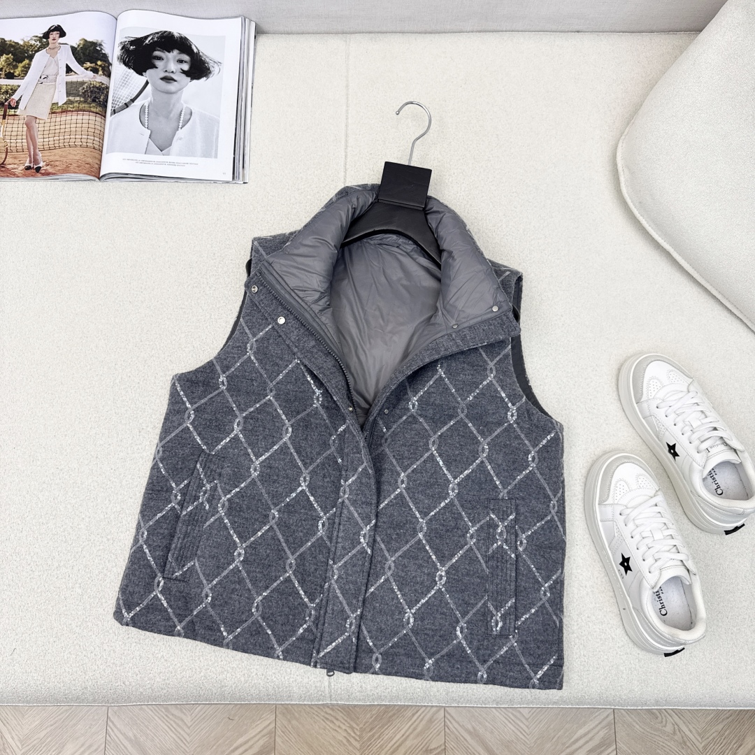 Luxury Italian Minimalist Down Vest: Embroidered Quilted Sleeveless Jacket 6 cmp i1757393415010 1831 0 4