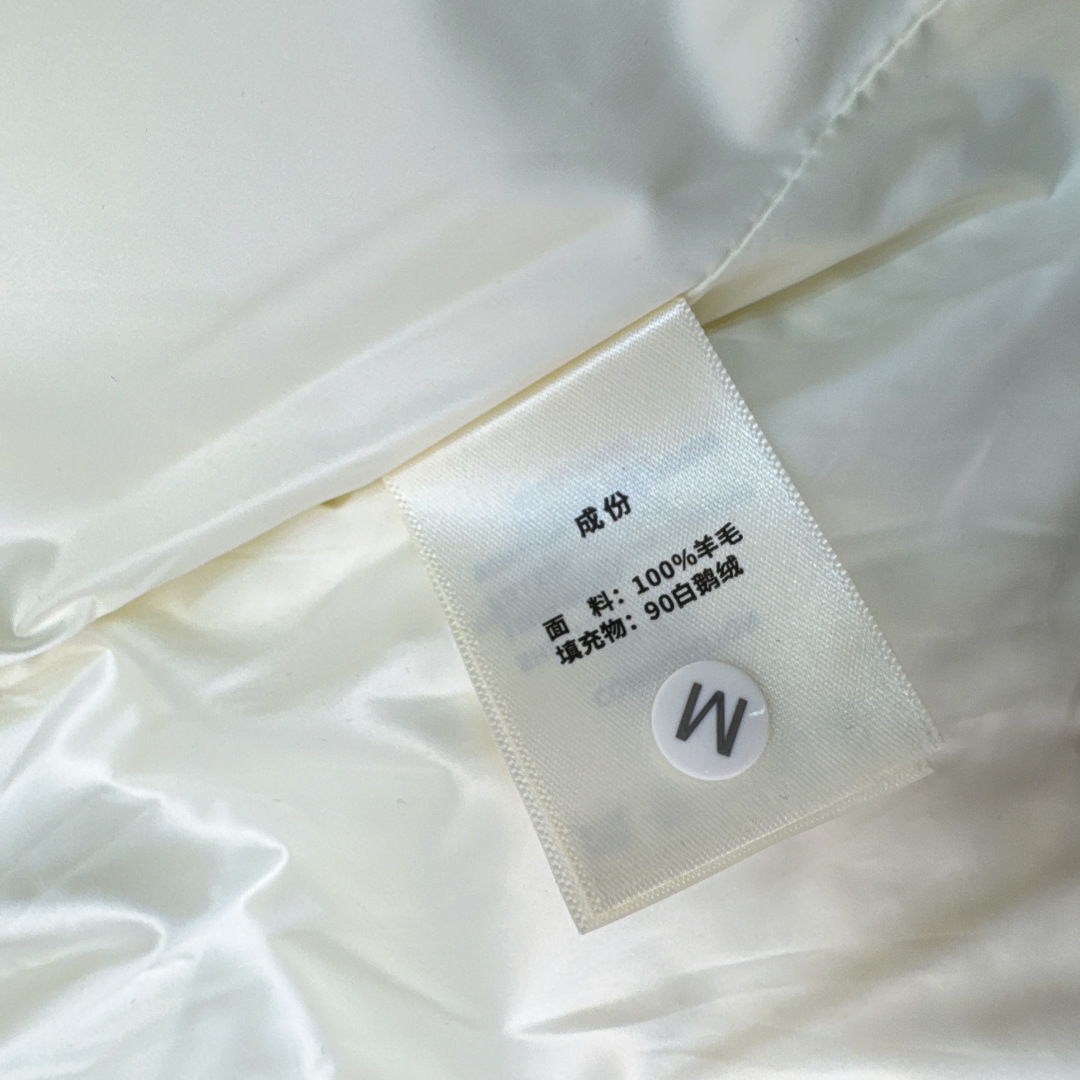 品质控必入 Bc 25Ss————秋冬最新款高奢意式极简穿搭立领白鹅绒马甲外套🩶重磅刺绣Bling亮片工