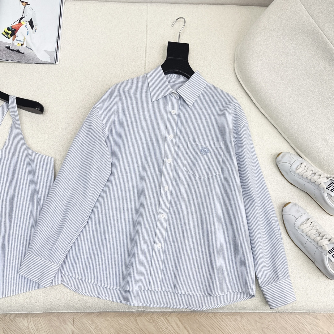 独家款～ Loe 25Ss———早秋最新款清新蓝色条纹两件套🩵无袖工字背心+宽松衬衫 经典logo刺绣 