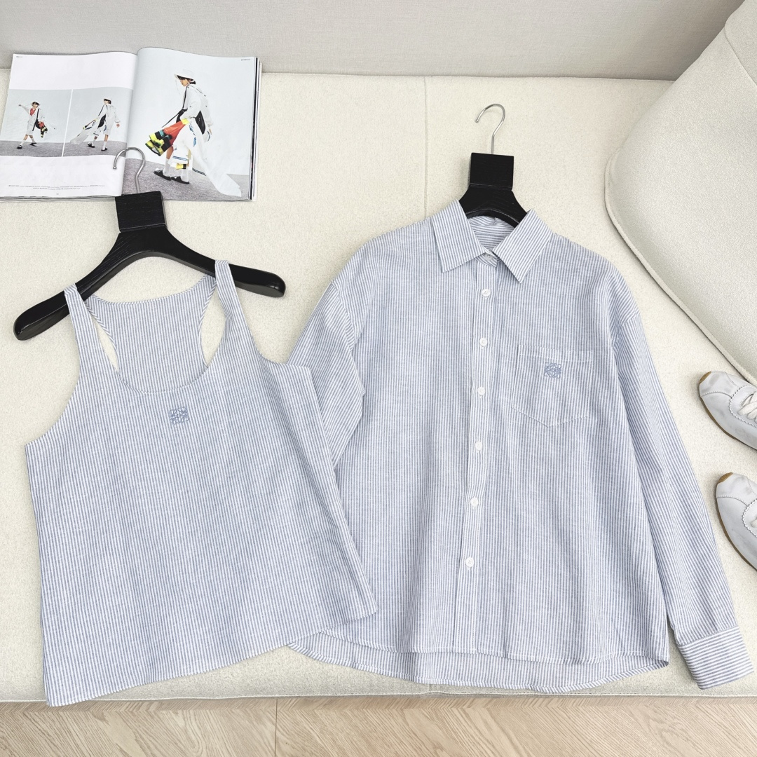 独家款～ Loe 25Ss———早秋最新款清新蓝色条纹两件套🩵无袖工字背心+宽松衬衫 经典logo刺绣 