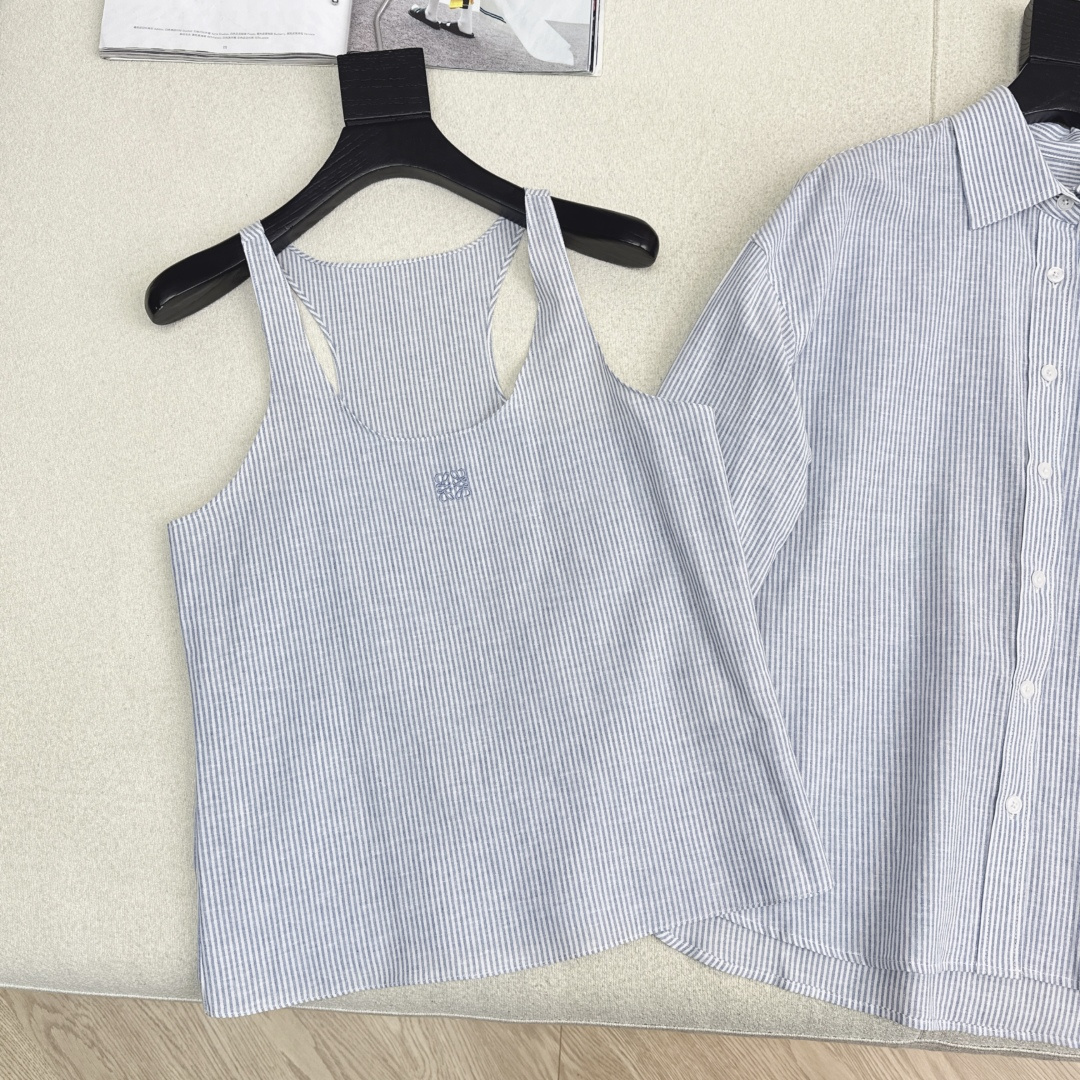 独家款～ Loe 25Ss———早秋最新款清新蓝色条纹两件套🩵无袖工字背心+宽松衬衫 经典logo刺绣 