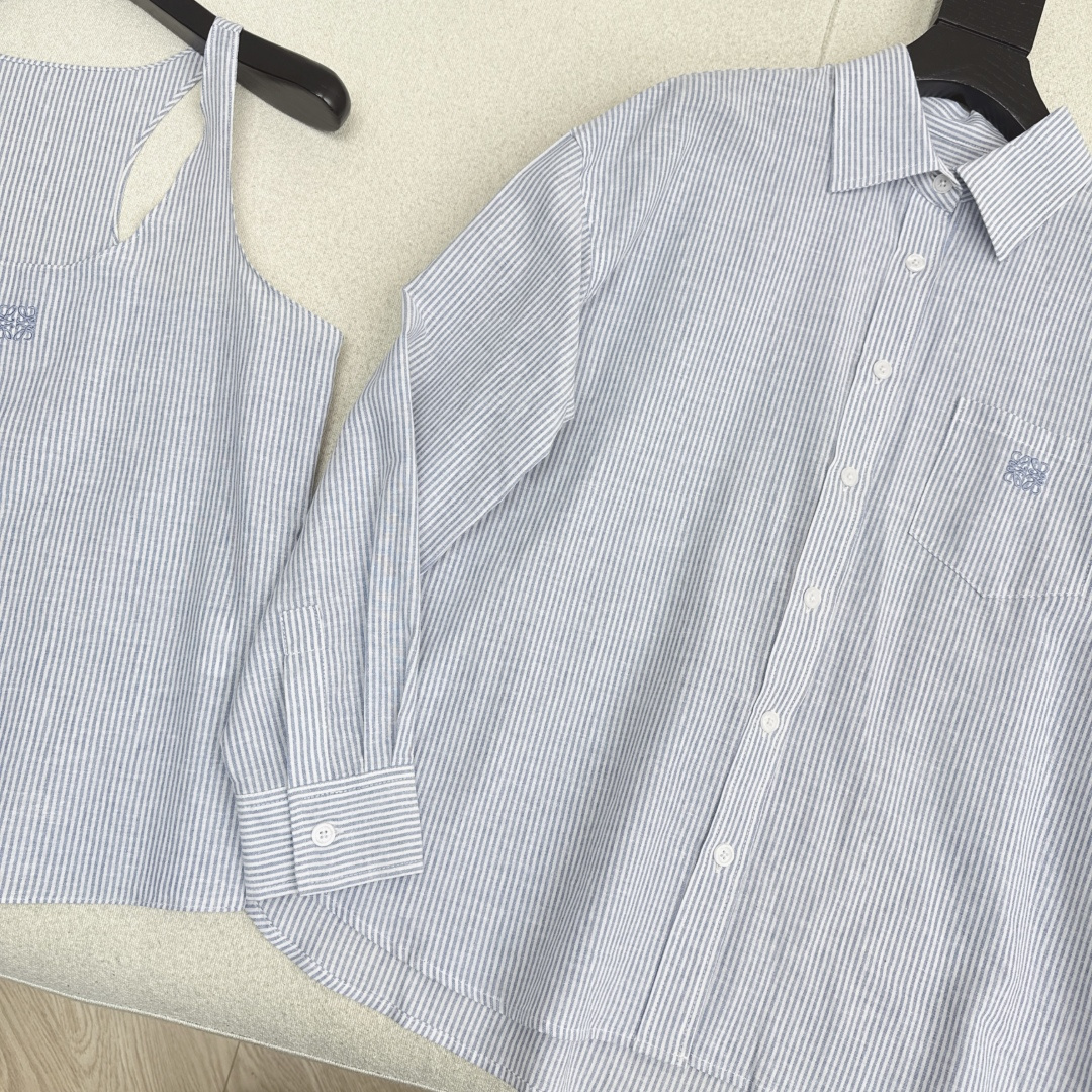 独家款～ Loe 25Ss———早秋最新款清新蓝色条纹两件套🩵无袖工字背心+宽松衬衫 经典logo刺绣 