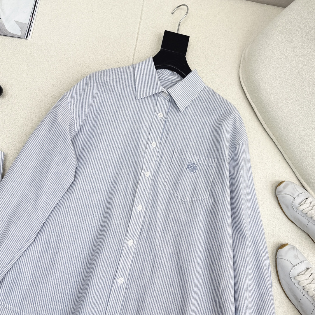 独家款～ Loe 25Ss———早秋最新款清新蓝色条纹两件套🩵无袖工字背心+宽松衬衫 经典logo刺绣 