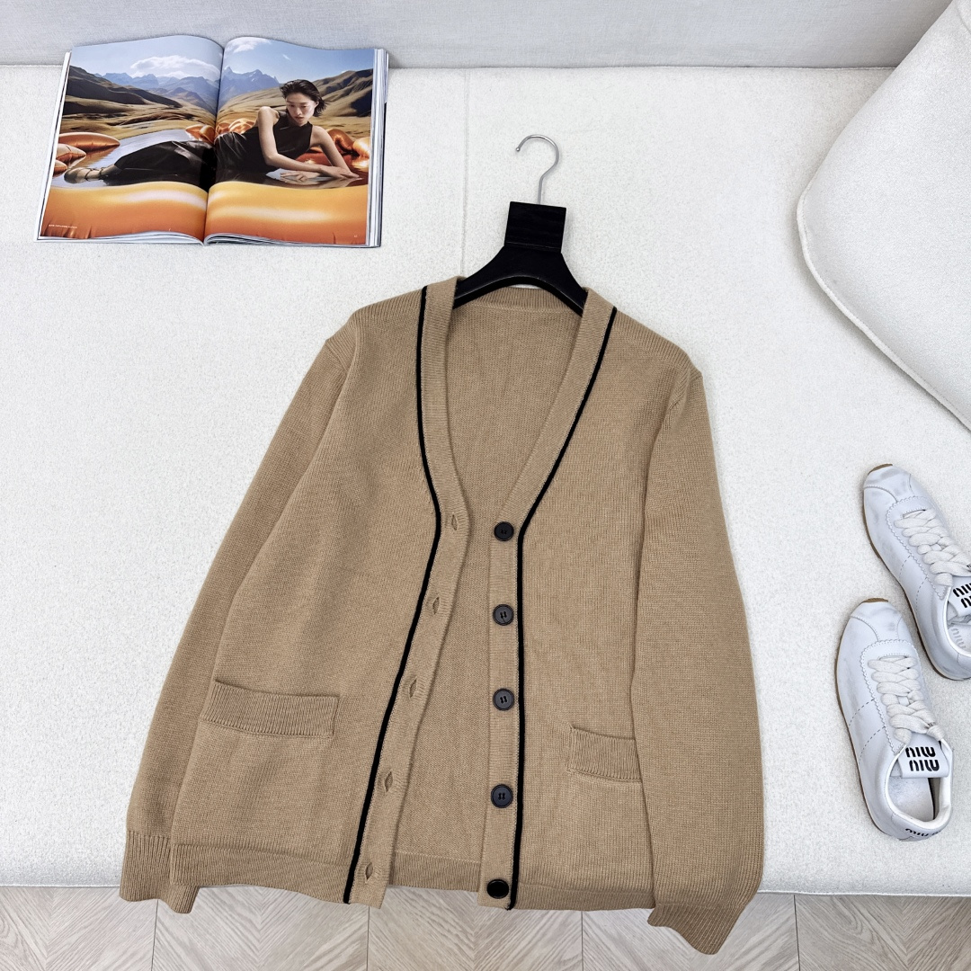 行走的高定 lp🆕 25Ss————春夏最新款意大利美学V领羊绒羊毛开衫 🤎慵懒自在的氛围感 极简老钱风