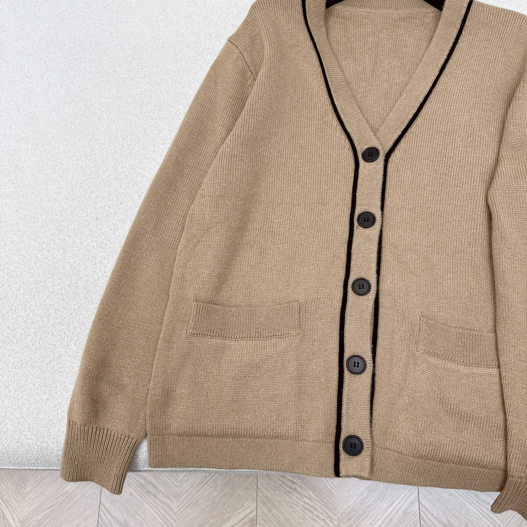 行走的高定 lp🆕 25Ss————春夏最新款意大利美学V领羊绒羊毛开衫 🤎慵懒自在的氛围感 极简老钱风