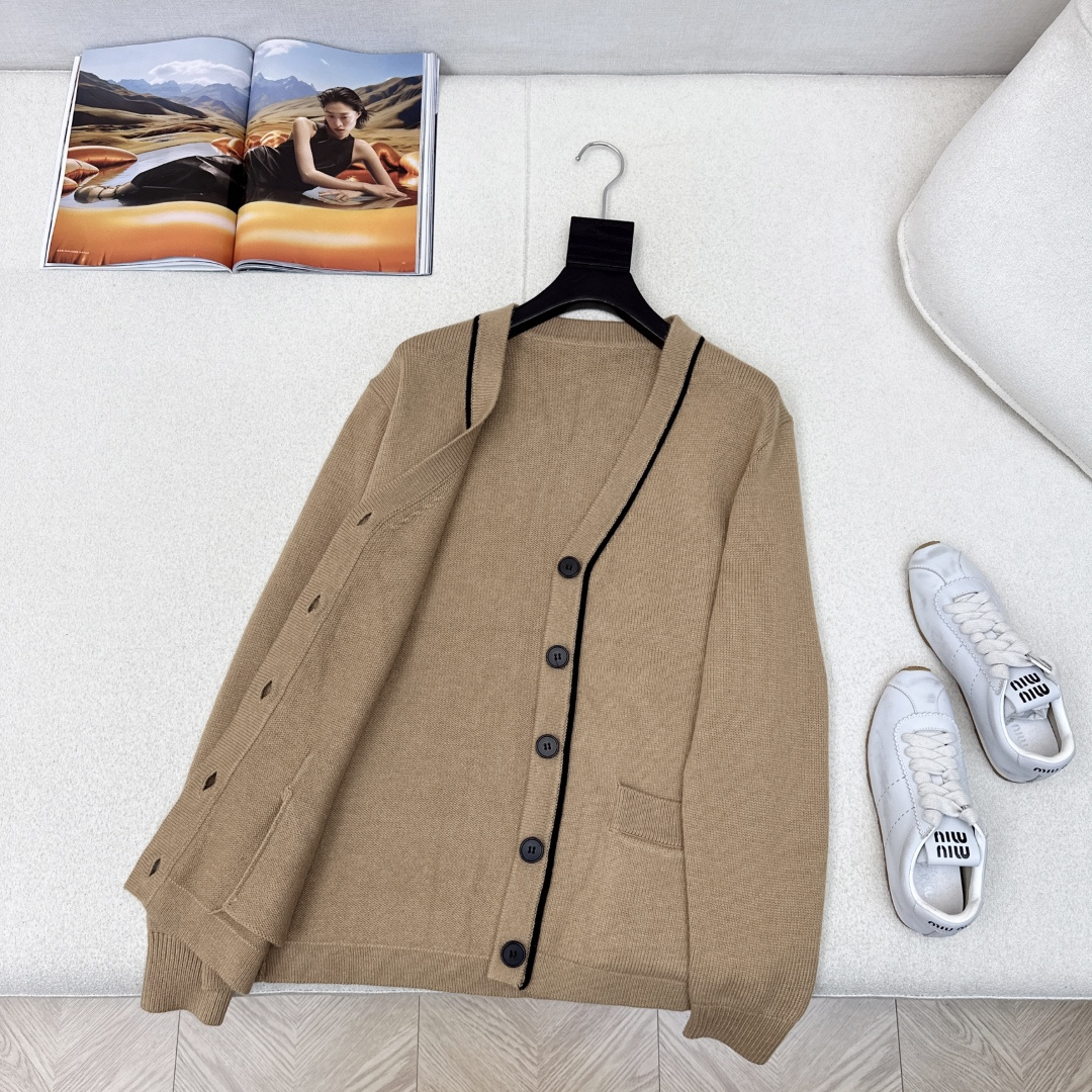 行走的高定 lp🆕 25Ss————春夏最新款意大利美学V领羊绒羊毛开衫 🤎慵懒自在的氛围感 极简老钱风