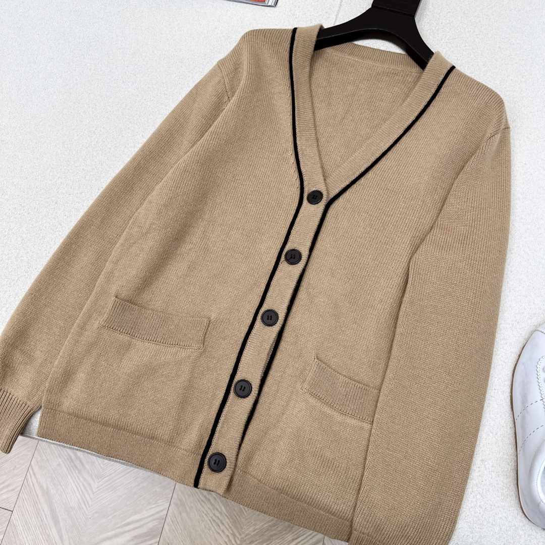 行走的高定 lp🆕 25Ss————春夏最新款意大利美学V领羊绒羊毛开衫 🤎慵懒自在的氛围感 极简老钱风
