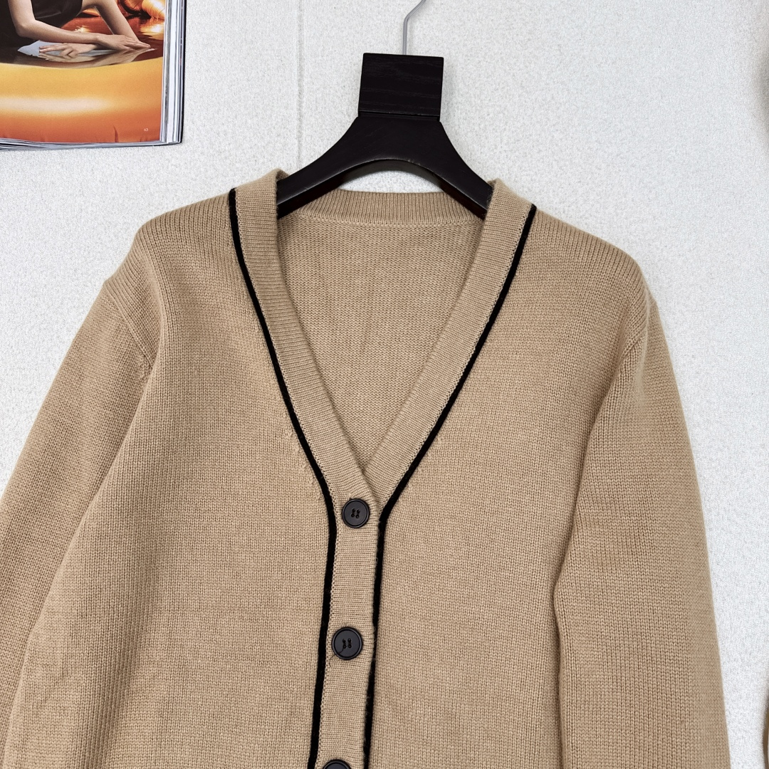 行走的高定 lp🆕 25Ss————春夏最新款意大利美学V领羊绒羊毛开衫 🤎慵懒自在的氛围感 极简老钱风