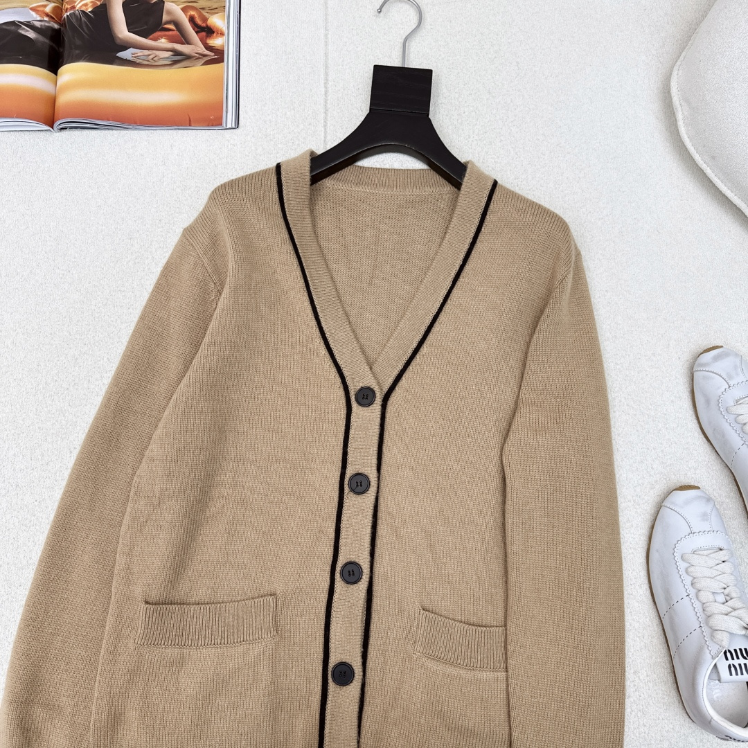 行走的高定 lp🆕 25Ss————春夏最新款意大利美学V领羊绒羊毛开衫 🤎慵懒自在的氛围感 极简老钱风