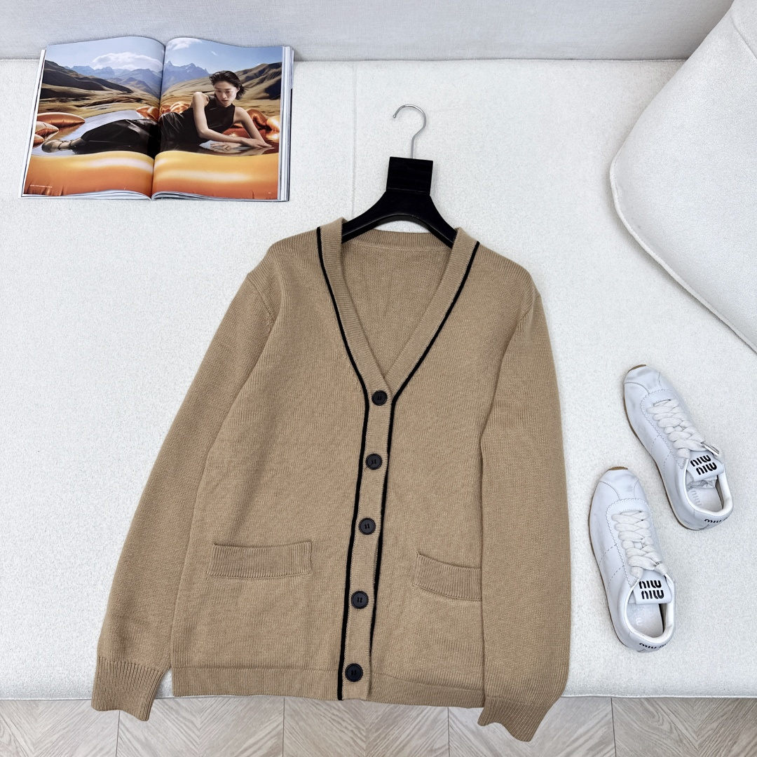 行走的高定 lp🆕 25Ss————春夏最新款意大利美学V领羊绒羊毛开衫 🤎慵懒自在的氛围感 极简老钱风