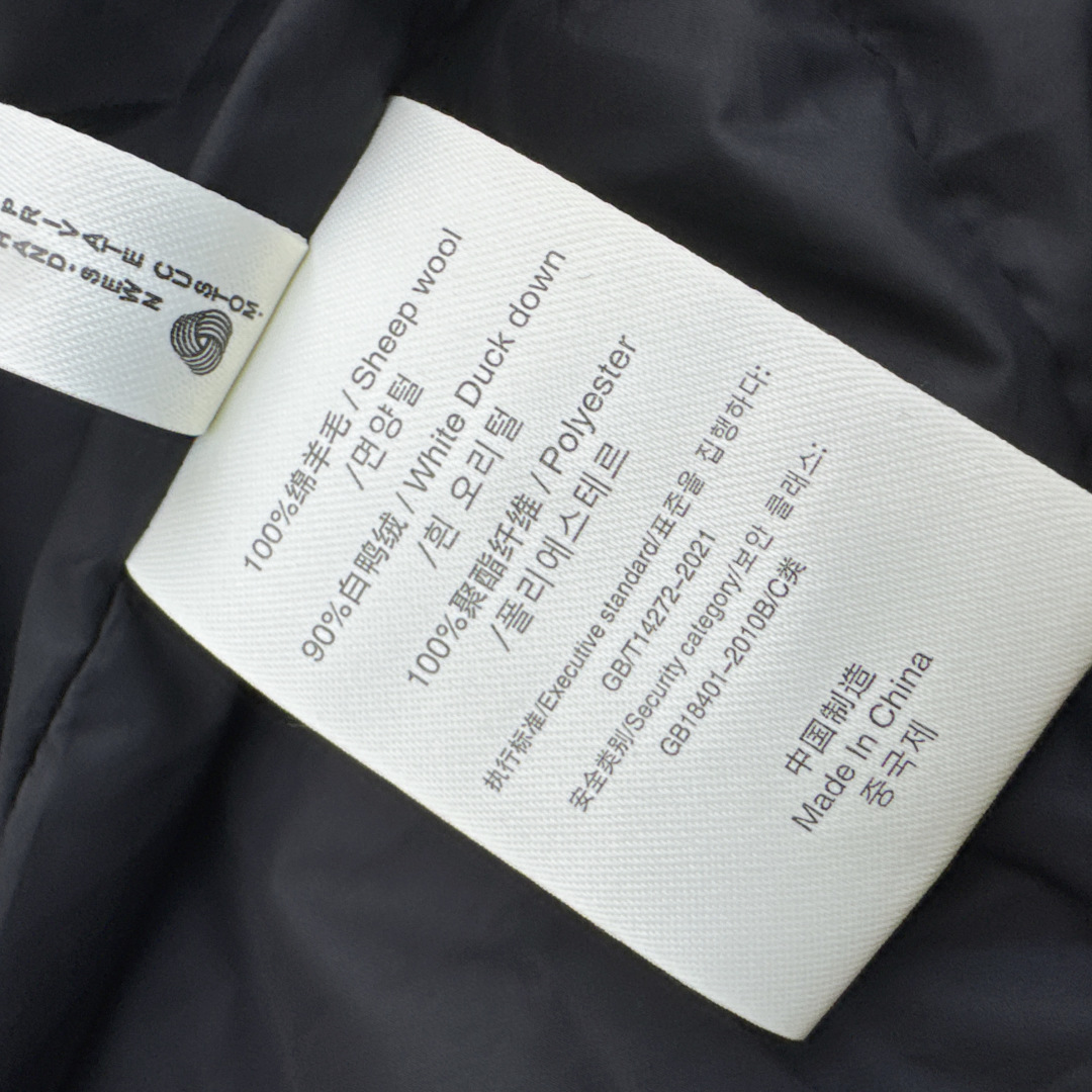 lp🆕 25Ss————秋冬最新款针织拼接连帽款款羽绒服 🖤拼接羊毛袖子设计感很赞～～经典Os剪裁搭配拼