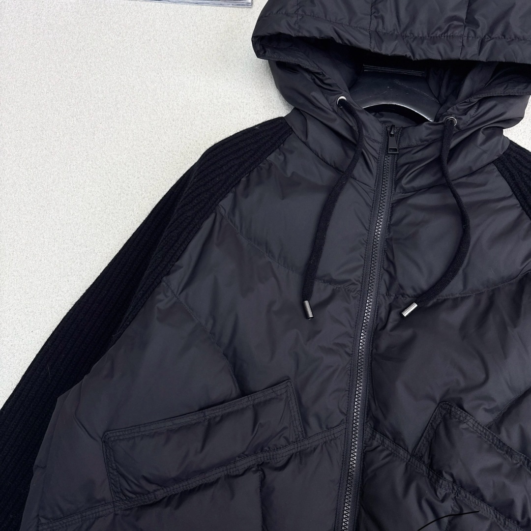lp🆕 25Ss————秋冬最新款针织拼接连帽款款羽绒服 🖤拼接羊毛袖子设计感很赞～～经典Os剪裁搭配拼