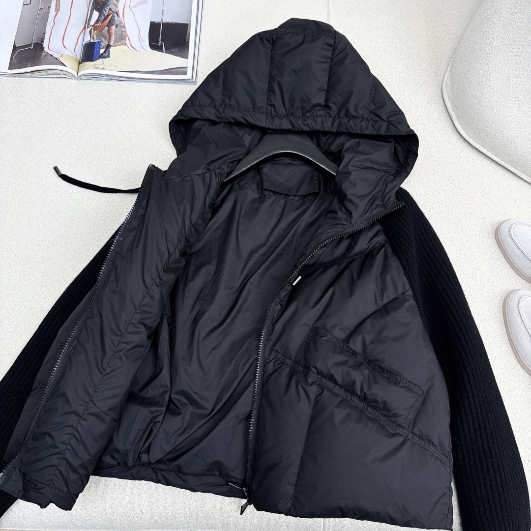 lp🆕 25Ss————秋冬最新款针织拼接连帽款款羽绒服 🖤拼接羊毛袖子设计感很赞～～经典Os剪裁搭配拼
