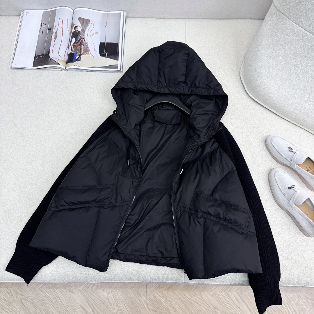 lp🆕 25Ss————秋冬最新款针织拼接连帽款款羽绒服 🖤拼接羊毛袖子设计感很赞～～经典Os剪裁搭配拼