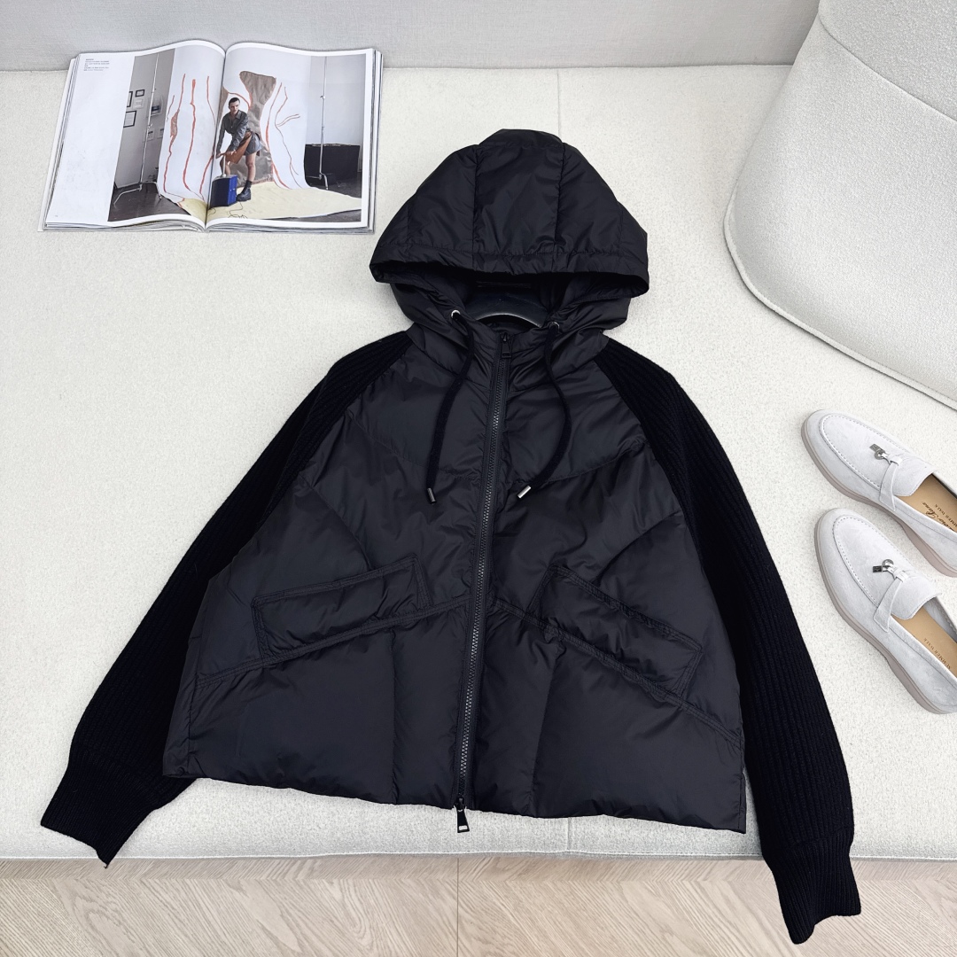 lp🆕 25Ss————秋冬最新款针织拼接连帽款款羽绒服 🖤拼接羊毛袖子设计感很赞～～经典Os剪裁搭配拼