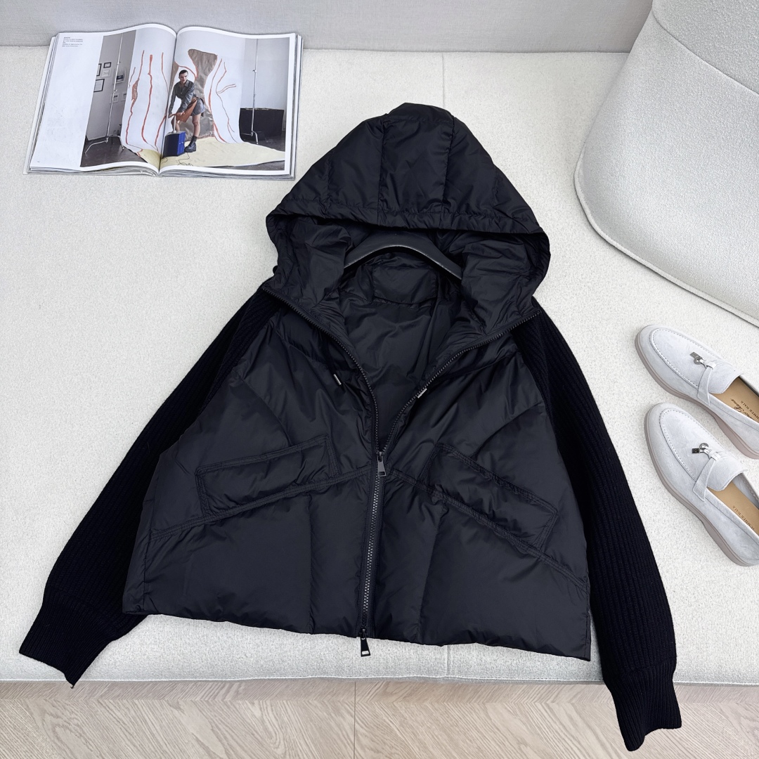 lp🆕 25Ss————秋冬最新款针织拼接连帽款款羽绒服 🖤拼接羊毛袖子设计感很赞～～经典Os剪裁搭配拼