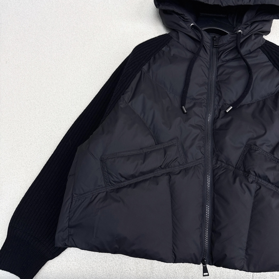 lp🆕 25Ss————秋冬最新款针织拼接连帽款款羽绒服 🖤拼接羊毛袖子设计感很赞～～经典Os剪裁搭配拼