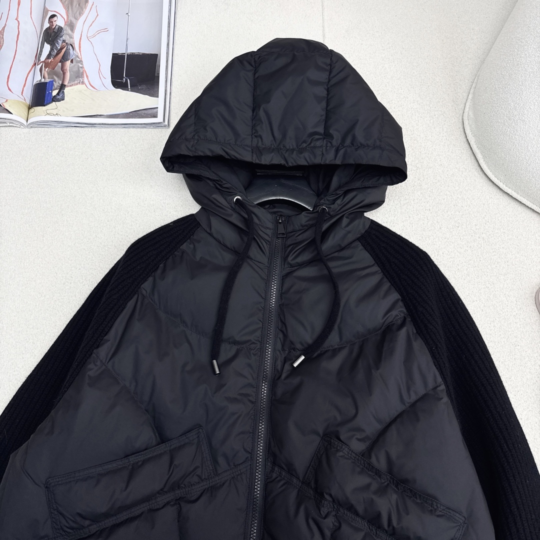lp🆕 25Ss————秋冬最新款针织拼接连帽款款羽绒服 🖤拼接羊毛袖子设计感很赞～～经典Os剪裁搭配拼