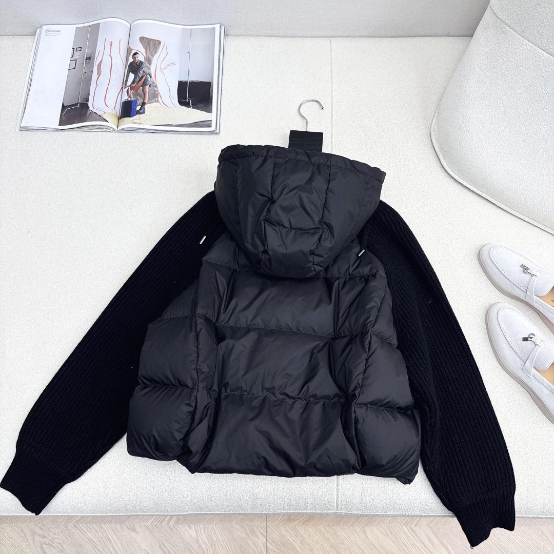lp🆕 25Ss————秋冬最新款针织拼接连帽款款羽绒服 🖤拼接羊毛袖子设计感很赞～～经典Os剪裁搭配拼