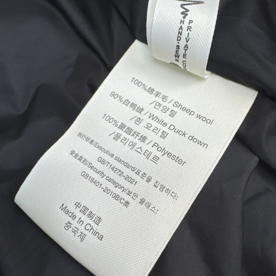 lp🆕 25Ss————秋冬最新款针织拼接假两件连帽款款羽绒服 🖤拼接羊毛袖子设计感很赞～～经典Os剪裁