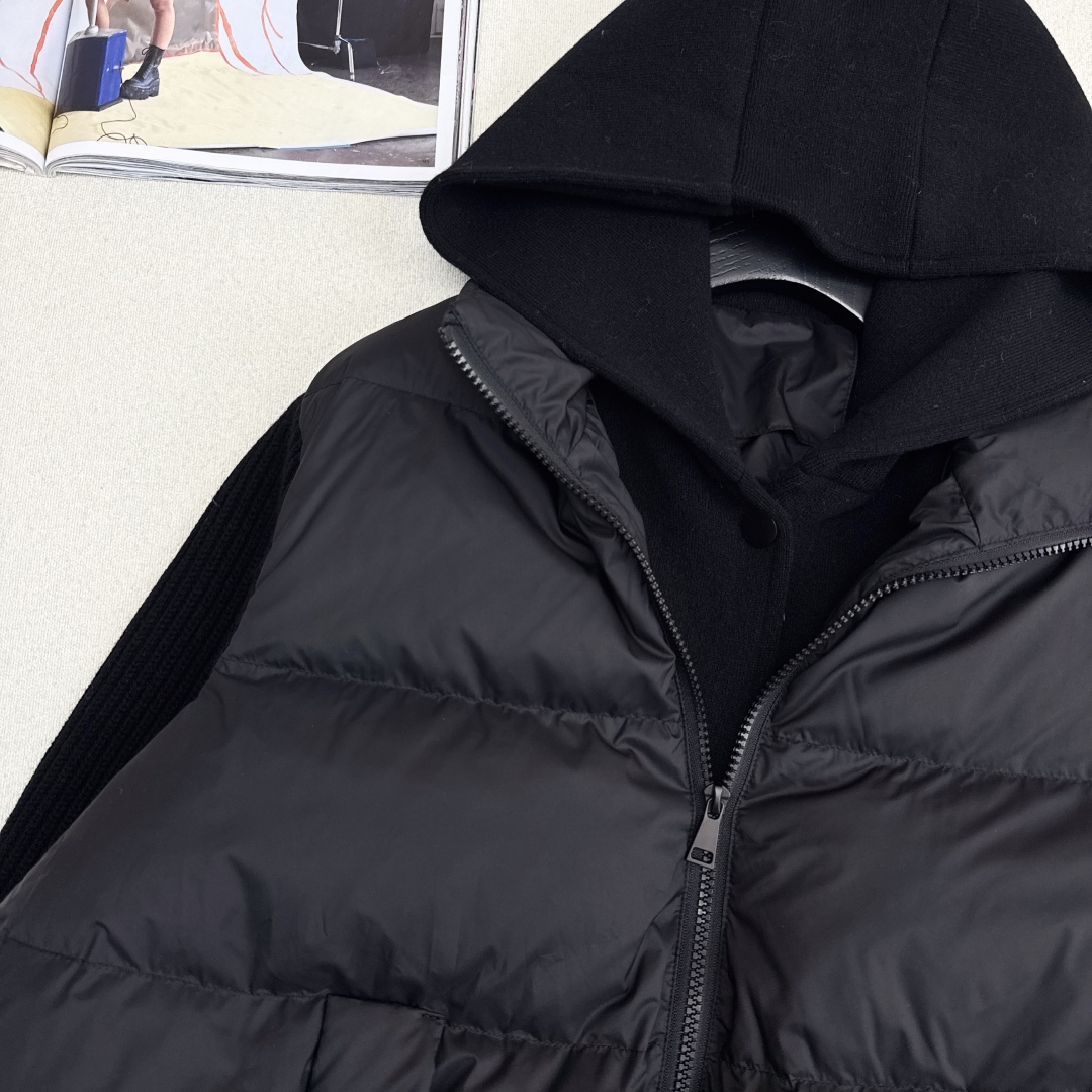 lp🆕 25Ss————秋冬最新款针织拼接假两件连帽款款羽绒服 🖤拼接羊毛袖子设计感很赞～～经典Os剪裁