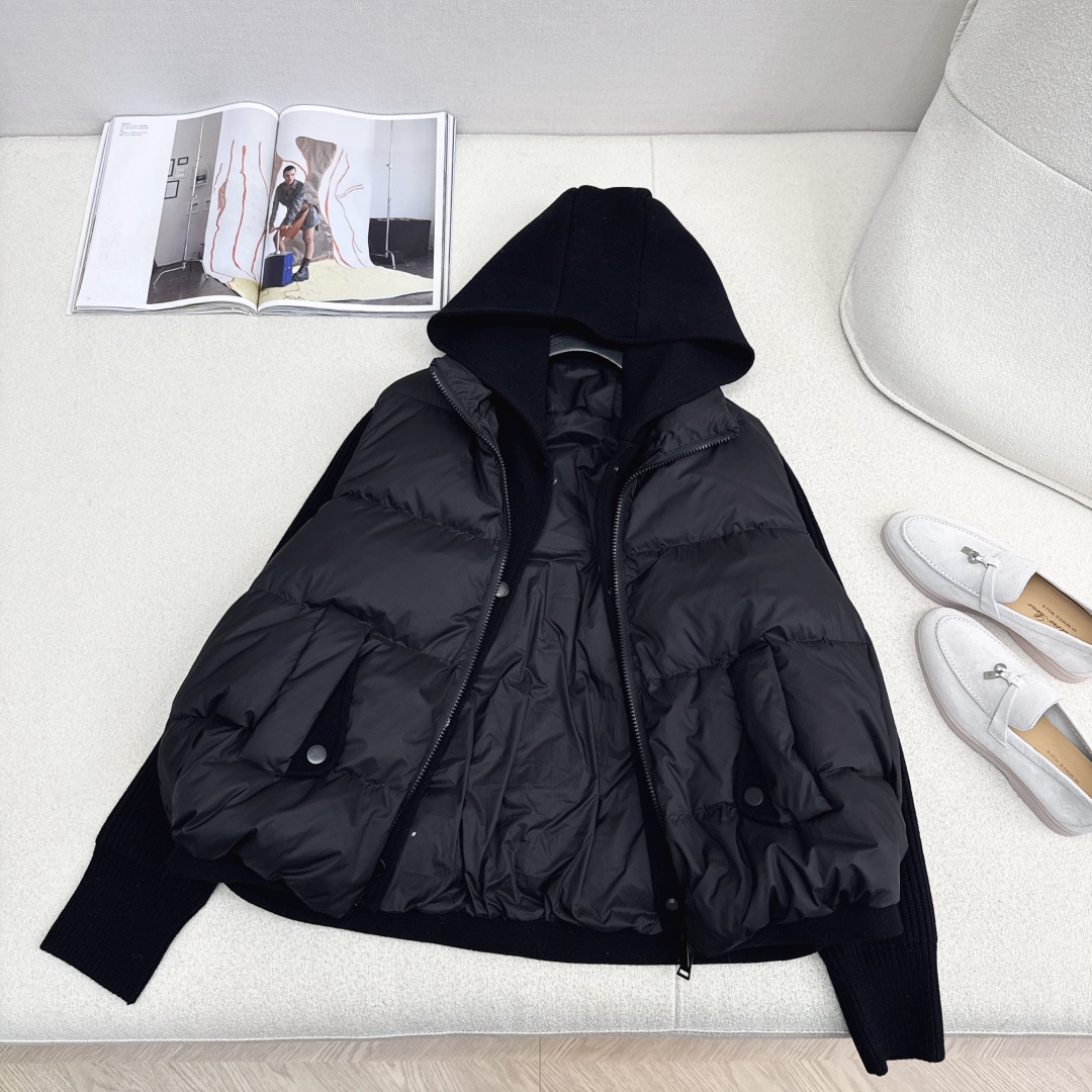 lp🆕 25Ss————秋冬最新款针织拼接假两件连帽款款羽绒服 🖤拼接羊毛袖子设计感很赞～～经典Os剪裁