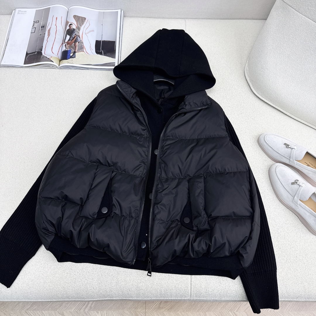 lp🆕 25Ss————秋冬最新款针织拼接假两件连帽款款羽绒服 🖤拼接羊毛袖子设计感很赞～～经典Os剪裁