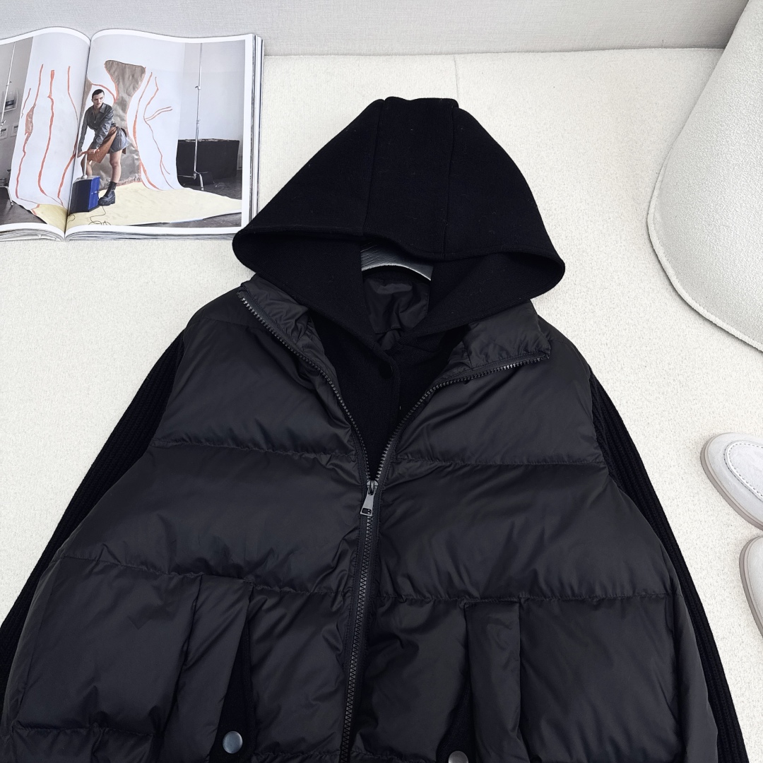 lp🆕 25Ss————秋冬最新款针织拼接假两件连帽款款羽绒服 🖤拼接羊毛袖子设计感很赞～～经典Os剪裁