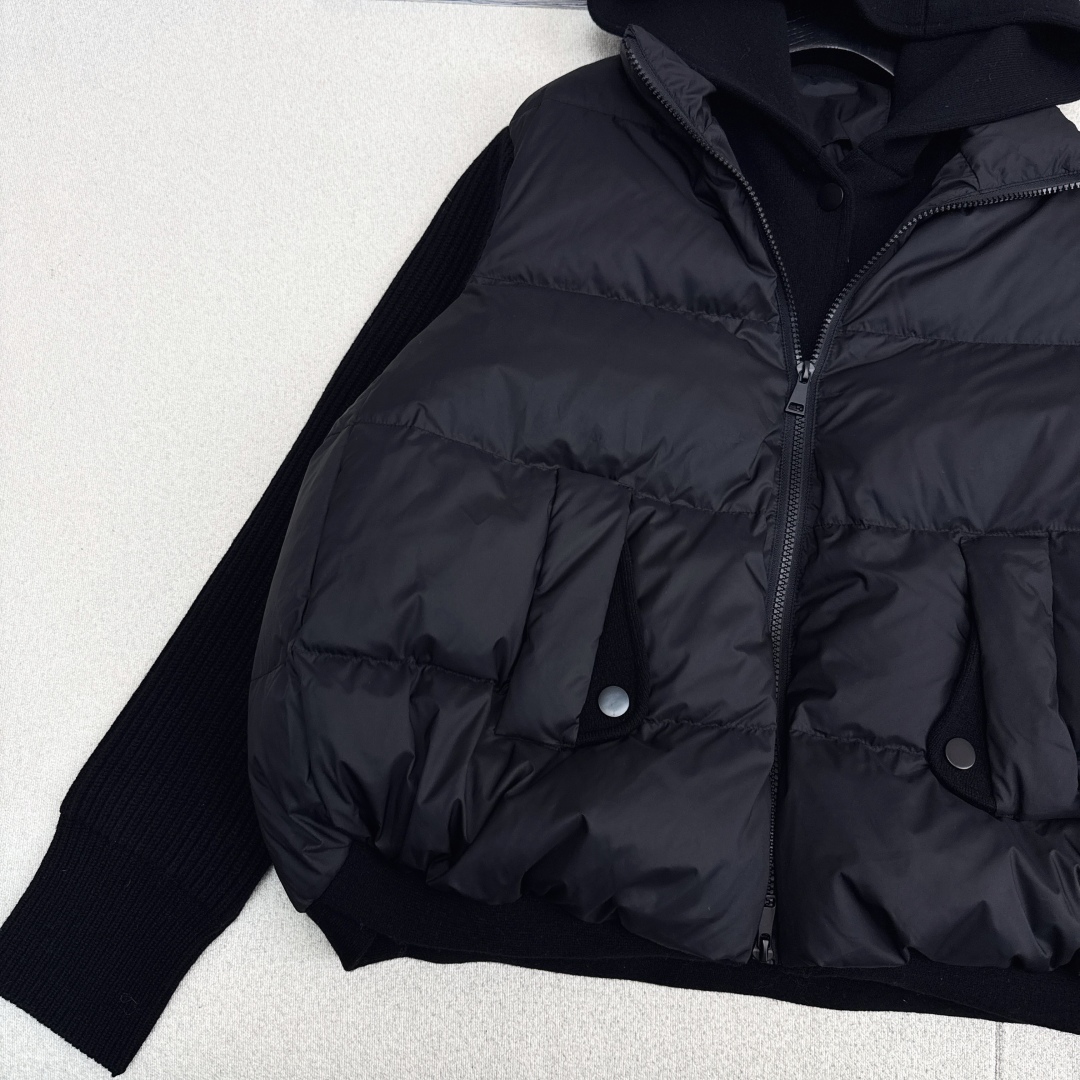 lp🆕 25Ss————秋冬最新款针织拼接假两件连帽款款羽绒服 🖤拼接羊毛袖子设计感很赞～～经典Os剪裁