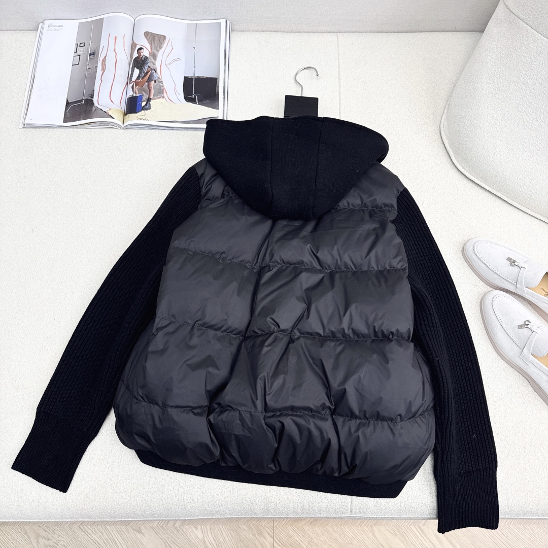 lp🆕 25Ss————秋冬最新款针织拼接假两件连帽款款羽绒服 🖤拼接羊毛袖子设计感很赞～～经典Os剪裁