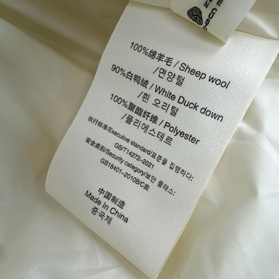 lp🆕 25Ss————秋冬最新款针织拼接假两件连帽款款羽绒服 🖤拼接羊毛袖子设计感很赞～～经典Os剪裁