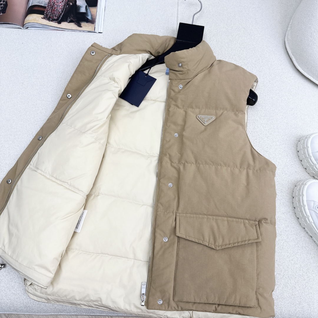 原单品质 PD 25Ss———秋冬最新款三角标装饰立领羽绒服马甲🤎经典H版型 出镜率和实穿率满分 超级好