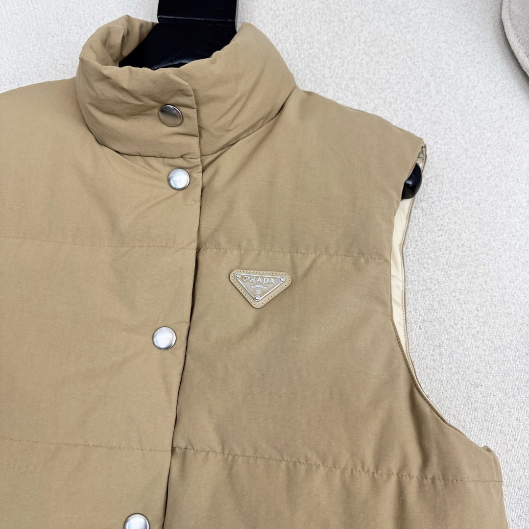 原单品质 PD 25Ss———秋冬最新款三角标装饰立领羽绒服马甲🤎经典H版型 出镜率和实穿率满分 超级好