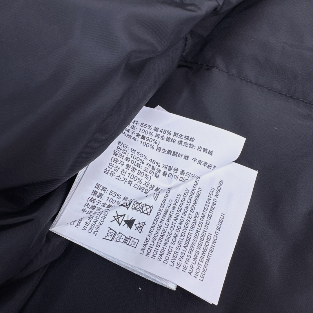 原单品质 PD 25Ss———秋冬最新款三角标装饰立领羽绒服马甲🤎经典H版型 出镜率和实穿率满分 超级好