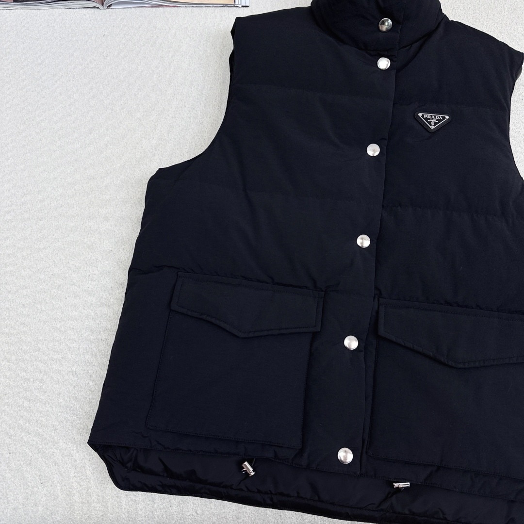 原单品质 PD 25Ss———秋冬最新款三角标装饰立领羽绒服马甲🤎经典H版型 出镜率和实穿率满分 超级好