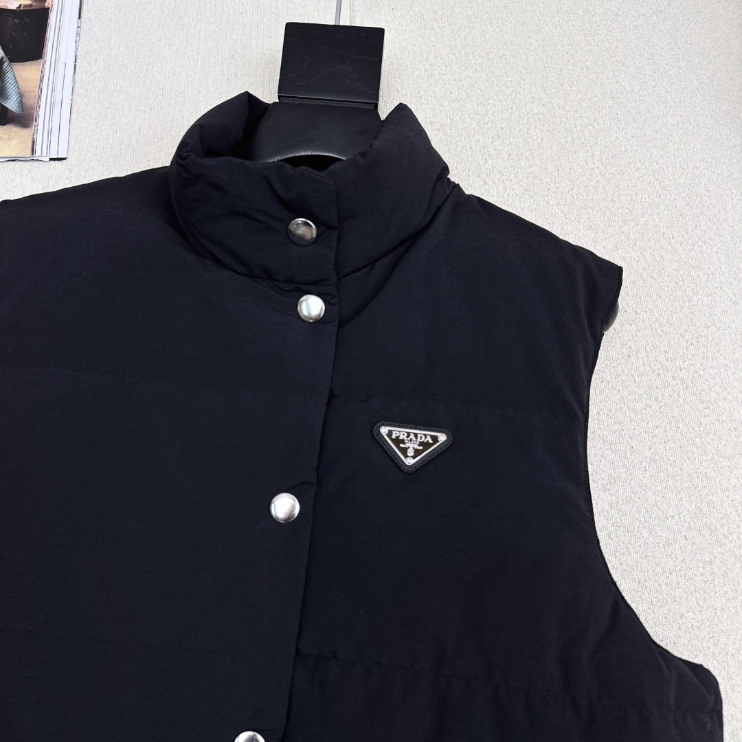 原单品质 PD 25Ss———秋冬最新款三角标装饰立领羽绒服马甲🤎经典H版型 出镜率和实穿率满分 超级好