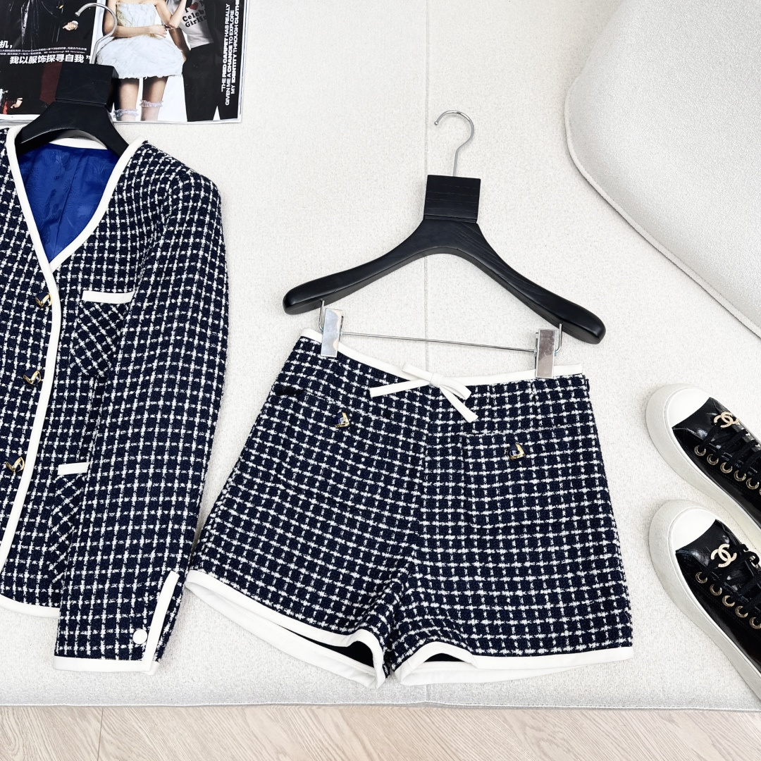 NO:661124,Recommended hot item VLTN 25Ss - the latest model for autumn and winter with a ladylike temperament, plaid woven suit, short V-neck woven duffle jacket + bow contrast color trim shorts, western style and high-end, simple and elegant. The fabric developed by yb is woven from a variety of yarns + sequins, plus the contrasting color trim is heavy, it is an elegant and high-end ladylike look~ Recommended to match it, suitable for daily or commuting, one color separates  Ready for sale sml (S size jacket shoulder width 37 bust 90 length 57 shorts waist 70 hips 88 trouser length 33 manual measurement error) shorts, Valentino-clothing, valentino, shorts, jackets & coats,  19860909爆单款推荐 VLTN 25Ss————秋冬最新款名媛气质穿搭格纹编织套装小短款V领编织粗呢外套 +蝴蝶结撞色镶边短裤 洋气高级 简约大方 yb开发面料是由多种纱线+亮片编织而成 加上撞色镶边很重属于优雅高级的名媛气质Look～ 推荐一套搭配 日常或者通勤都适合 一色分开发 现货发售sml（s码外套肩宽37胸围90衣长57 短裤腰围70臀围88裤长33手工测量有误差）短裤,华伦天奴-服装,valentino,shorts,jackets & coats, ,Women's clothing