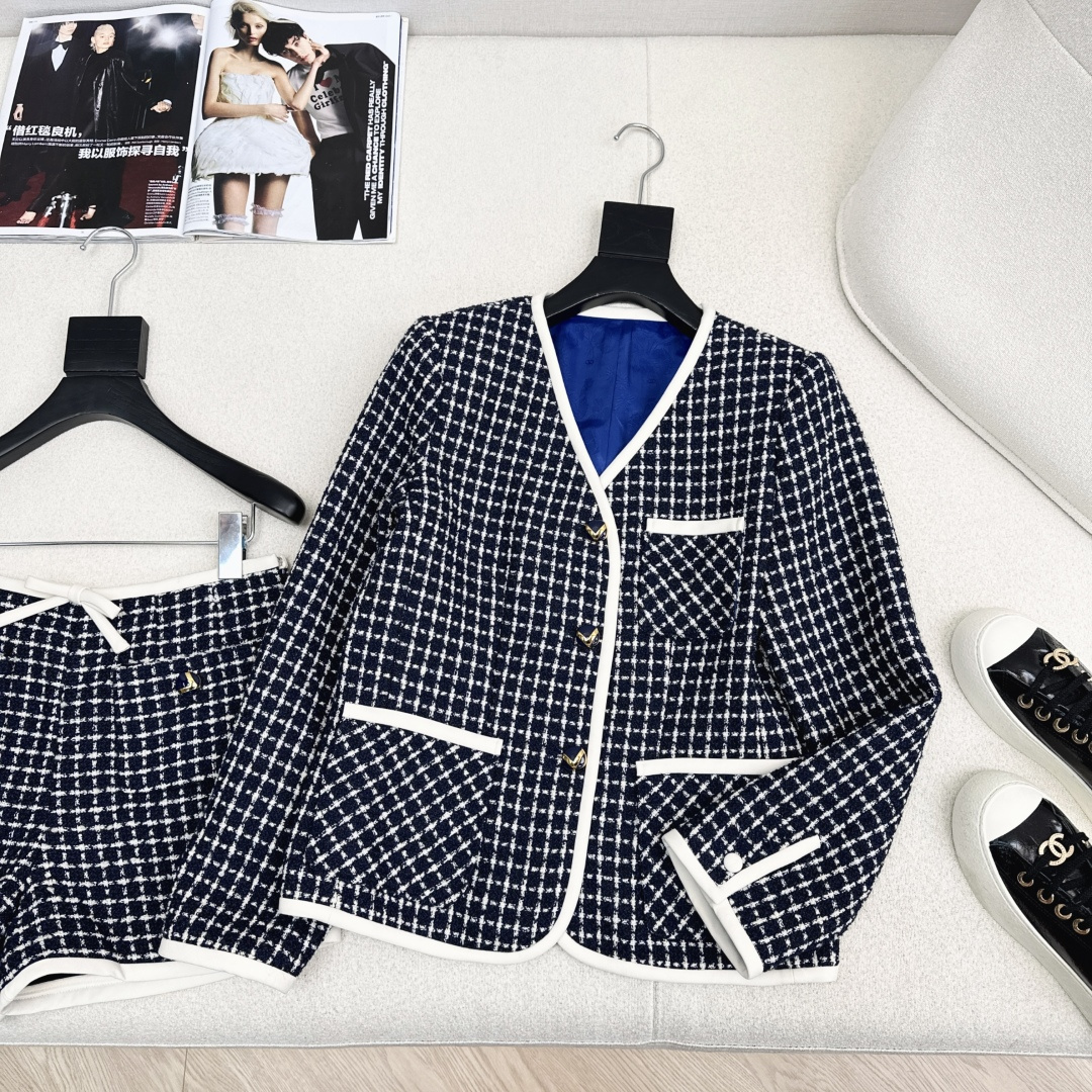 NO:661131,Recommended hot item VLTN 25Ss - the latest model for autumn and winter with a ladylike temperament, plaid woven suit, short V-neck woven duffle jacket + bow contrast color trim shorts, western style and high-end, simple and elegant. The fabric developed by yb is woven from a variety of yarns + sequins, plus the contrasting color trim is heavy, it is an elegant and high-end ladylike look~ Recommended to match it, suitable for daily or commuting, one color separates  Ready for sale sml (S size coat shoulder width 37 bust 90 length 57 shorts waist 70 hips 88 pants length 33 manual measurement error) jacket, Valentino-clothing, valentino, shorts, jackets & coats,  19860909爆单款推荐 VLTN 25Ss————秋冬最新款名媛气质穿搭格纹编织套装小短款V领编织粗呢外套 +蝴蝶结撞色镶边短裤 洋气高级 简约大方 yb开发面料是由多种纱线+亮片编织而成 加上撞色镶边很重属于优雅高级的名媛气质Look～ 推荐一套搭配 日常或者通勤都适合 一色分开发 现货发售sml（s码外套肩宽37胸围90衣长57 短裤腰围70臀围88裤长33手工测量有误差）外套,华伦天奴-服装,valentino,shorts,jackets & coats, ,Women's clothing