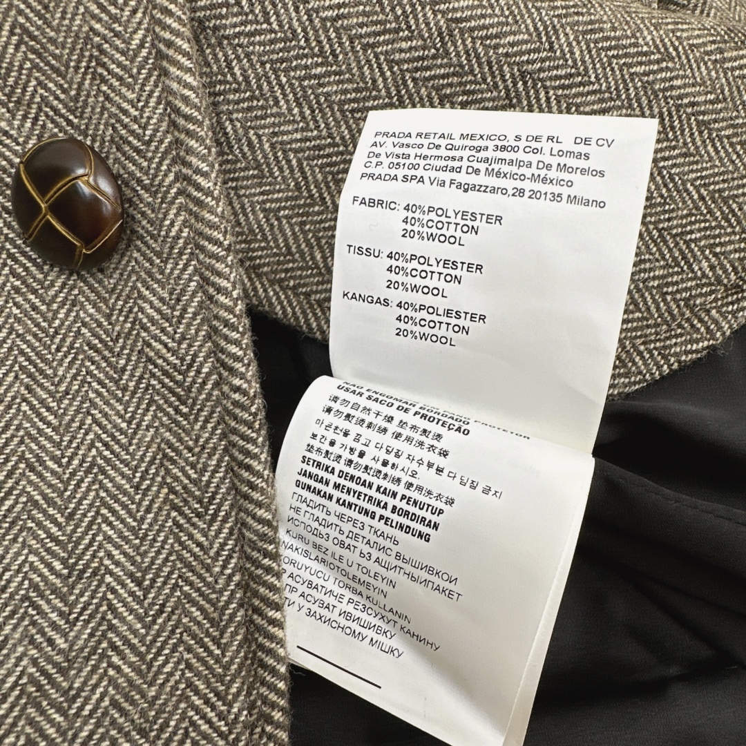 时髦精致 Miu 25Ss————秋冬最新款缪系穿搭人字纹套装 🤎三口袋装饰西装外套+A字半裙 超显气质